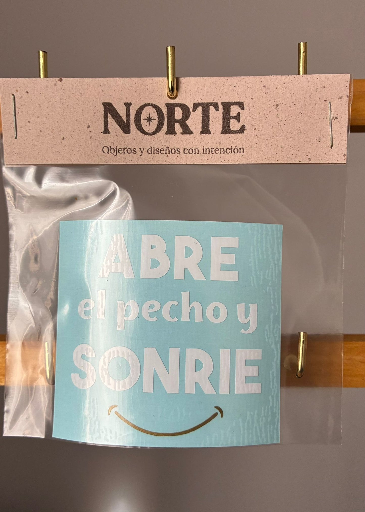 ABRE el pecho y SONRÍE
