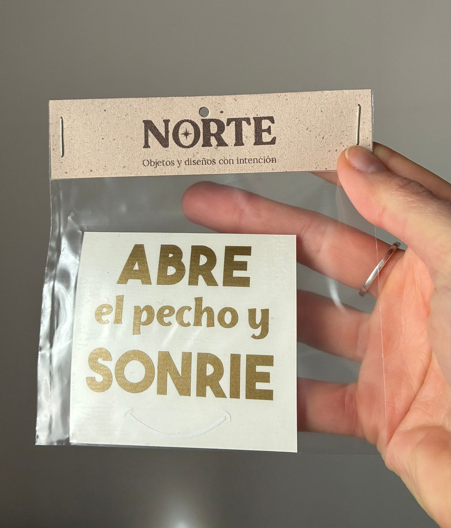 ABRE el pecho y SONRÍE